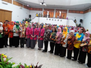Para pemenang berfoto dengan Ibu Nina Sukarwo dan Kepala Dinas Kesehatan Propinsi Jawa Timur