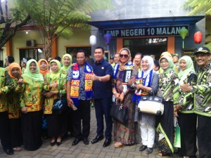 didampingi Walikota Malang Abah Anton mengunjungi SMP 10